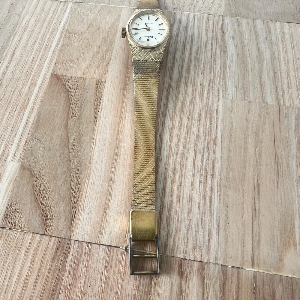 Vintage pulsar ladies oval gold tone bracelet dress watch NEW BATTERY